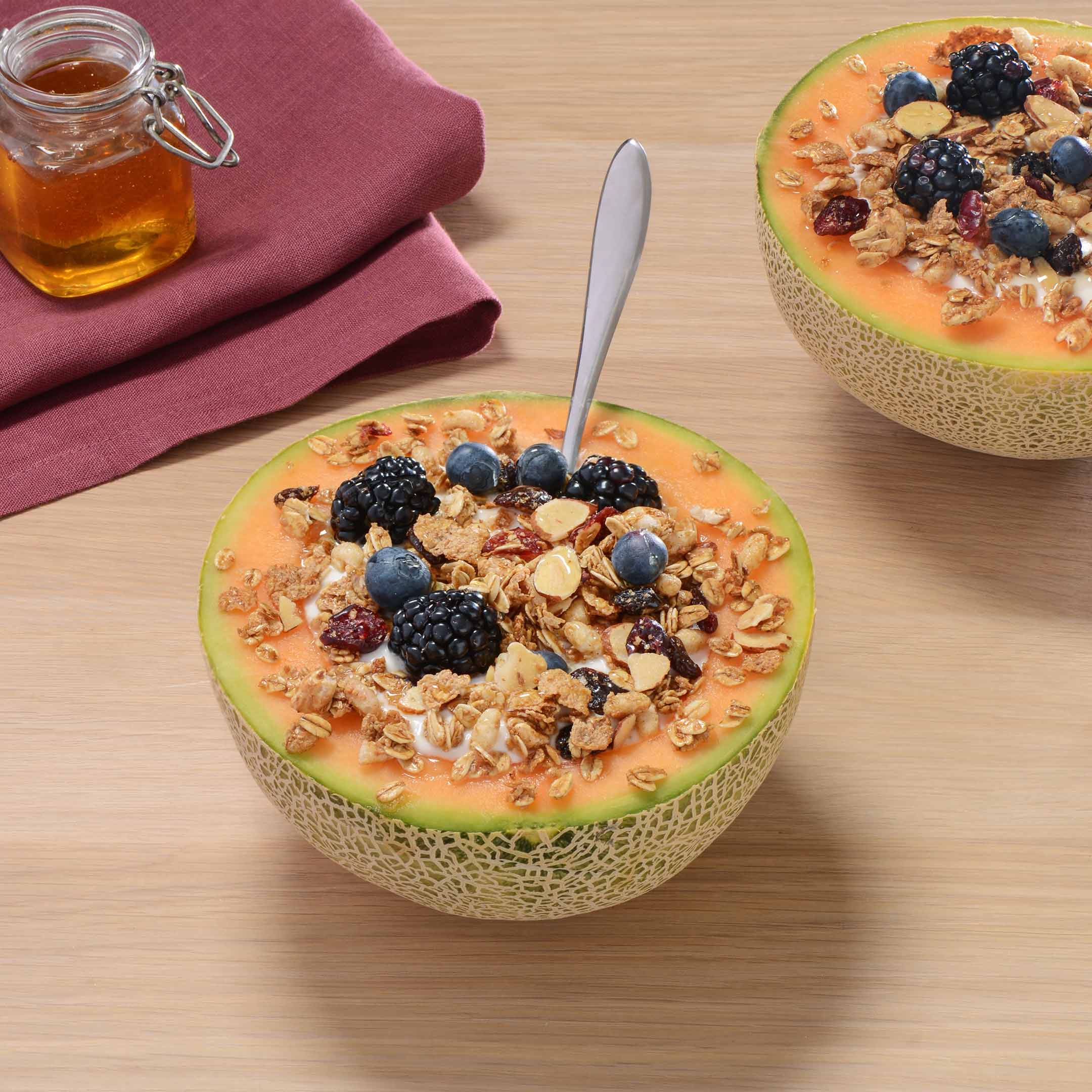 Bols de Yogourt Grec avec Petits Fruits, Cantaloup et Granola AllBran*