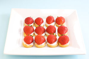 Crackers with Yogurt and Fruit